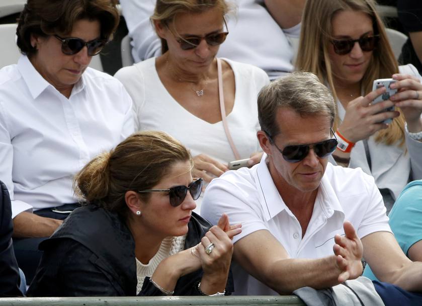 Mirka Federer, moglie di Roger, in tribuna con il coach Stefan Edberg (Reuters)